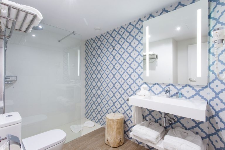 Baño decorado con azulejos con motivos tradicionales mallorquines de tela de Llengües de los Apartametnos Leomar Ses Roquetes