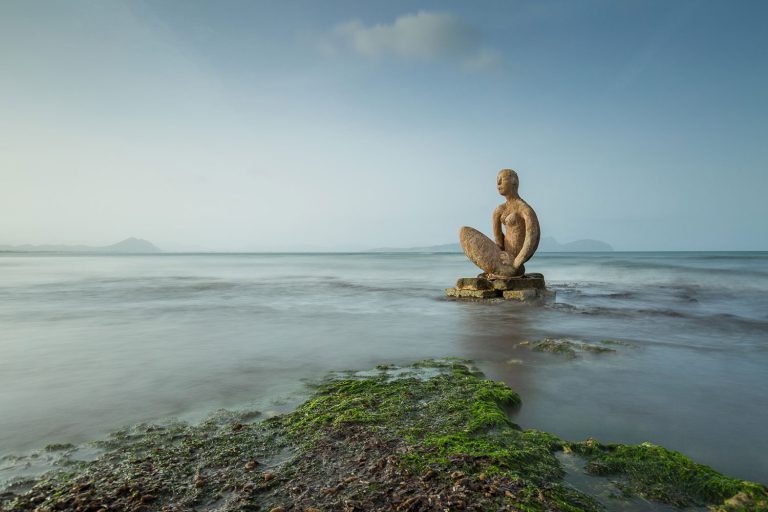 Vista de unas esculturas en el mar en la playa de Can Picafort.